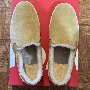 Light tan Vince slip
On sneakers with full shearling lining